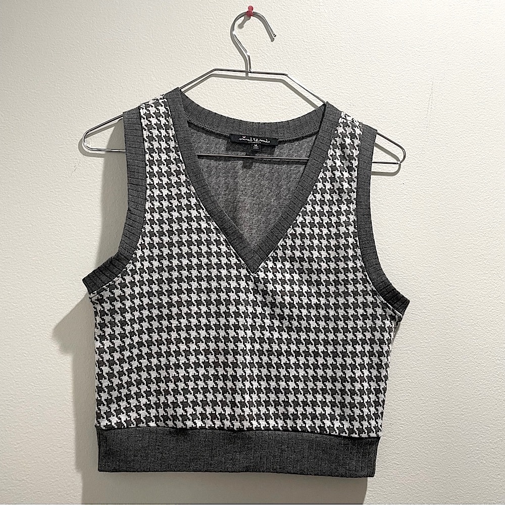 Mixed Threads Cray White Houndstooth Ribbed
Detail Sweater Vest Size M